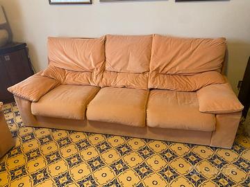 Divano letto e due poltrone