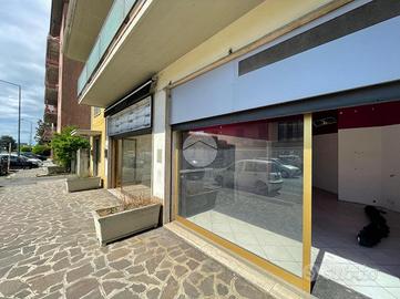 NEGOZIO A SCANZOROSCIATE