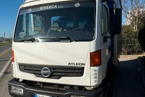 camion Nissan telonato