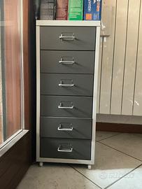 Una cassettiera Helmer IKEA