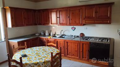 cucina in legno e marmo