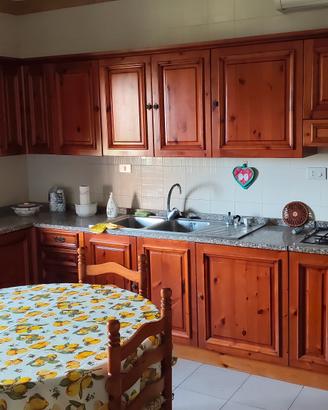 cucina in legno e marmo