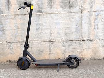 Monopattino Elettrico Xiaomi Mi Essential