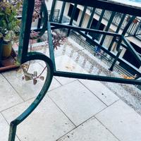 Tavolo con piastrelle maiolica