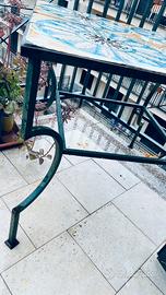 Tavolo con piastrelle maiolica