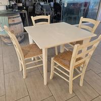 Tavoli e sedie in legno