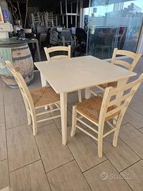 Tavoli e sedie in legno