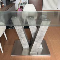 Tavolo da pranzo in vetro.