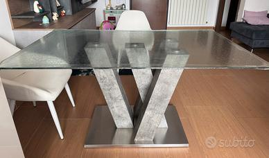 Tavolo da pranzo in vetro.