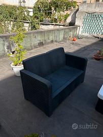 Salottino esterno rattan, 2 ombrelloni, barbecue