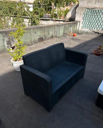 Salottino esterno rattan, 2 ombrelloni, barbecue