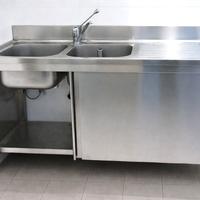 Arredo inox ristorante: lavello tavolo pensile