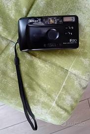 Macchina fotografica Nikon AF220 con sua custodia