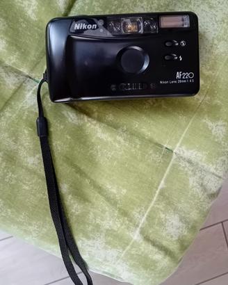 Macchina fotografica Nikon AF220 con sua custodia