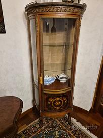 Vetrina angolare bombata intarsiata stile Luigi XV