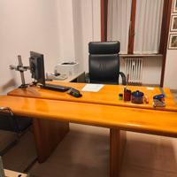 Scrivania e mobile ufficio