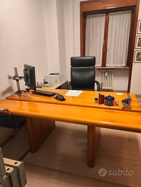 Scrivania e mobile ufficio