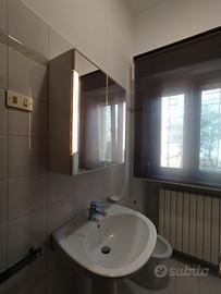 Mobiletto IKEA con specchio e luce LED