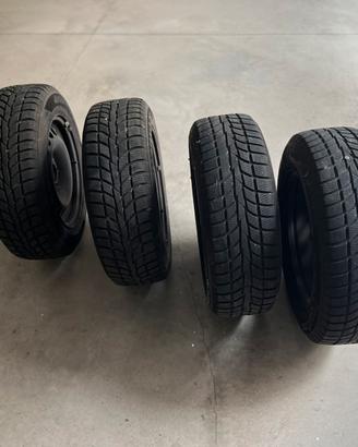 4 Gomme da neve Hankook 195/65 R15 91T