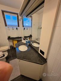 Mobile bagno grande con ampio specchio