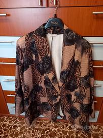 Giacca fantasia floreale e dettagli leopardati