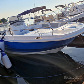 Barca con fuoribordo