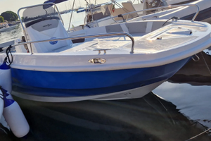 Barca con fuoribordo