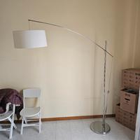 Lampada da terra ad arco – design moderno