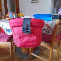seggiolino da tavolo. colore rosso. 
