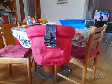 seggiolino da tavolo. colore rosso. 