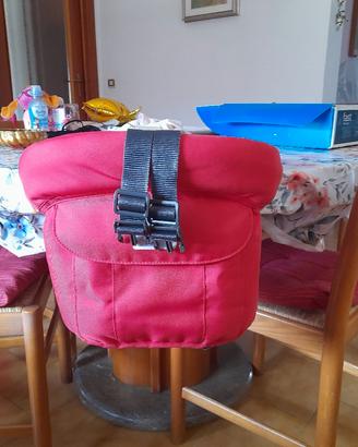 seggiolino da tavolo. colore rosso. 