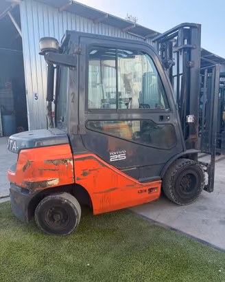 Carrello elevatore diesel 2500kg Toyota cabinato