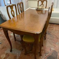 Tavolo da salotto con sei sedie