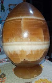 Uovo decorativo in aragonite con piedistallo 1,7kg