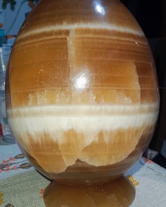 Uovo decorativo in aragonite con piedistallo 1,7kg
