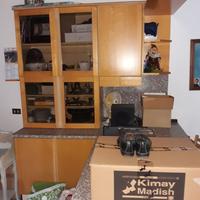 Cucina con penisola e tavolo con sedie
