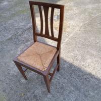 Tavolo allungabile con 4 sedie impagliate.