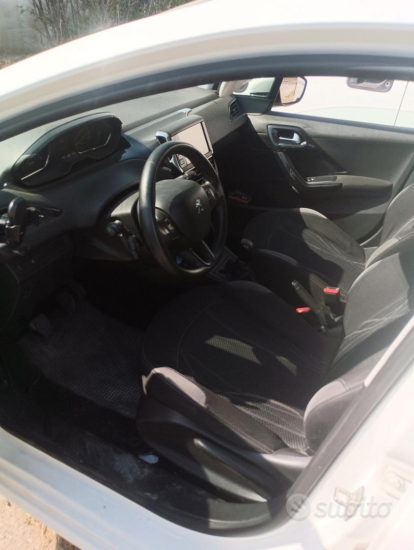 Peugeot 208 2012 photo 2