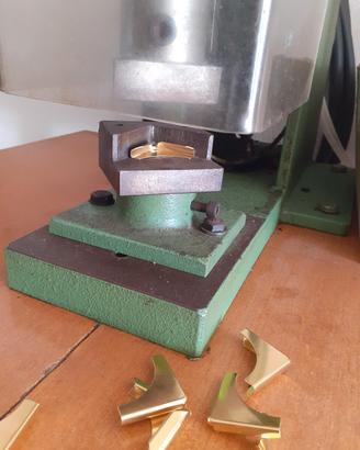 pressa per angoli od occhielli