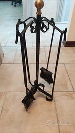 Set attrezzi per caminetto in ferro ornamentale 