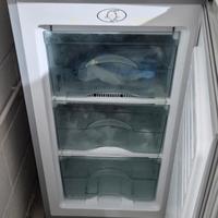 Congelatore grigio con cassetti