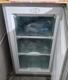 Congelatore grigio con cassetti