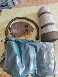 kit materassino da campeggio, plaid e pompa