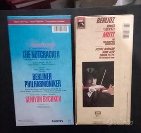 2 custodie con nastri da collezione 