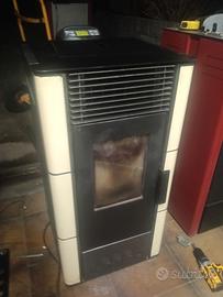 stufa a pellet  della ecotek modello lisa 5,5 kw