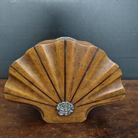 portagioie antico in legno a conchiglia