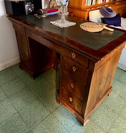 Scrivania antica in noce con doppia cassettiera