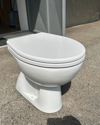 Vaso WC a terra completo di asse copriwater