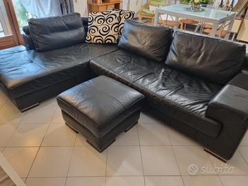 Divano  in pelle nera con longuette e pouf