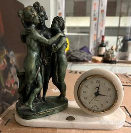 sveglia antica in marmo con statue